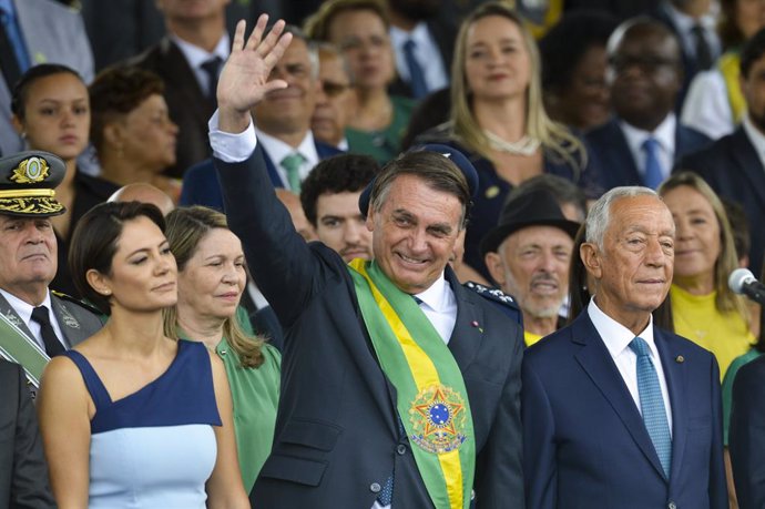 07 September 2022, Brazil, Brasilia: (R-L) President of Portugal Marcelo Rebelo de Sousa, Brazilian President Jair Bolsonaro and his wife Michelle Bolsonaro attend celebrations marking 200 years of the South American country's independence from Portugal