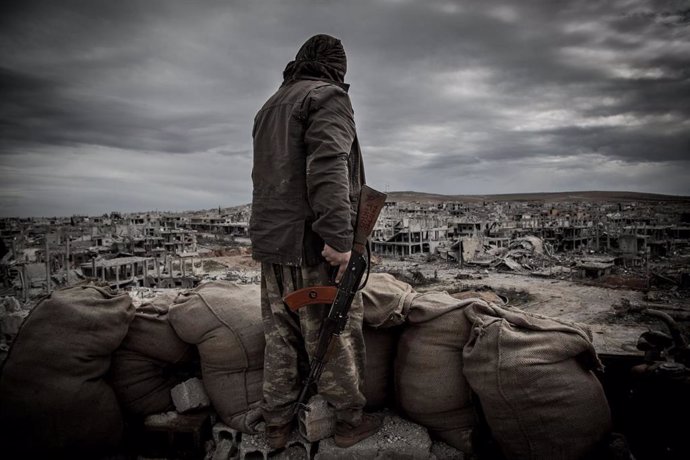 Un combatiente kurdo en la ciudad siria de Kobane.