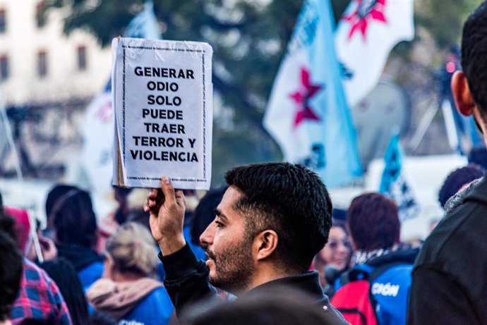 Miles de personas condenan enérgicamente el intento de asesinato de la vicepresidenta Cristina Fernández de Kirchner y se unen al gobierno argentino en el rechazo a la violencia y el odio.