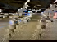 La rotura de una tubería en Marqués de Vadillo provoca cortes y retenciones en la M-30 e inunda garajes