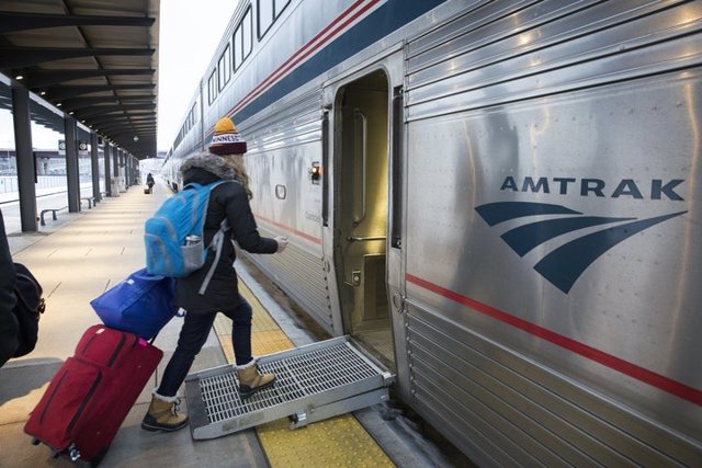 Archivo - Una pasajera sube a un tren de Amtrak en Minnesota, Estados Unidos