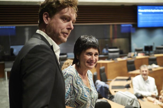 Los parlamentarios de EH Bildu Maiorga Ramírez y Laura Aznal, en un pleno del Parlamento de Navarra.