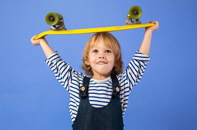 Actividades extraescolares en los niños, jugar, skate.