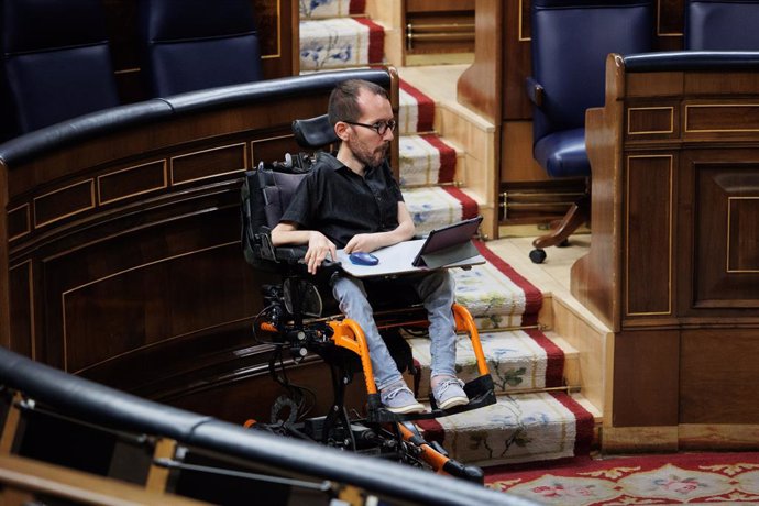 El portavoz de Unidas Podemos en el Congreso de los Diputados, Pablo Echenique, interviene durante una sesión plenaria en el Congreso de los Diputados, a 13 de septiembre de 2022, en Madrid (España).