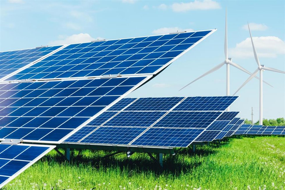 Archivo - Energía solar y eólica