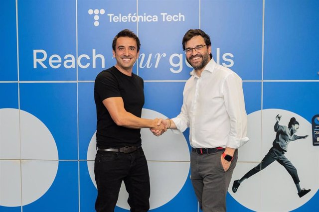 El fundador y consejero delegado de Sherpa.Ai,  Xabi Uribe-Etxebarria; y el consejero delegado de IoT y Big Data de Telefónica Tech, Gonzalo Martín-Villa