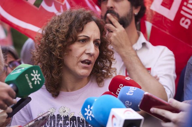Archivo - La secretaria regional de CCOO en Andalucía, Nuria López, atiende a los medios en Sevilla en una imagen de archivo