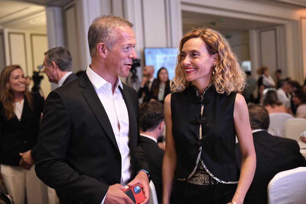 El presidente del Senado, Ander Gil, y la presidenta del Congreso, Meritxell Batet, durante la celebración de los Premios Parlamentarios otorgados por la Asociación de Periodistas Parlamentarios (APP).