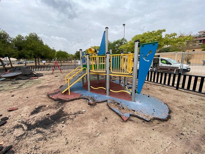 La zona infantil del parque de Son Fuster en el estado de deterioro actual.