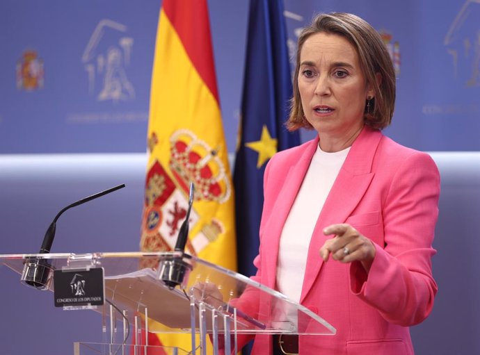 La secretaria general del Partido Popular, Cuca Gamarra, interviene en una rueda de prensa previa a una Junta de Portavoces, en el Congreso de los Diputados, a 13 de septiembre de 2022, en Madrid (España).