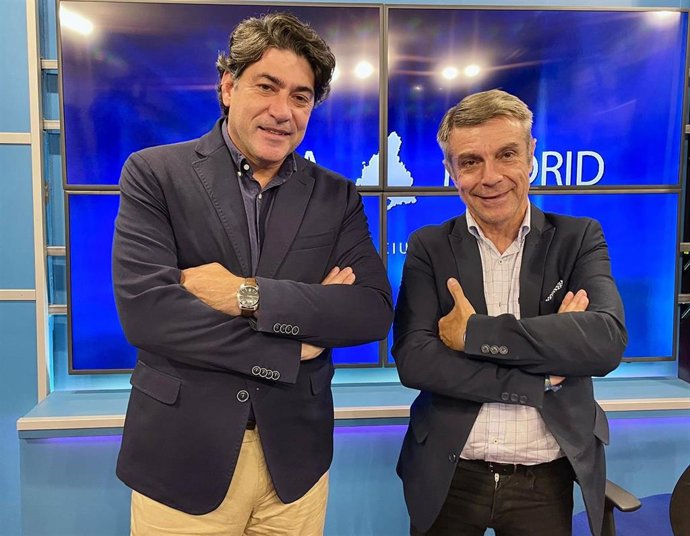 El consejero de Transportes de la Comunidad de Madrid, David Pérez, junto con el director de Canal 33 TV de Madrid, Enrique Riobóo, tras la entrevista en la cadena local.
