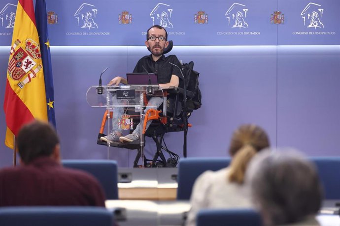 El portavoz de Unidas Podemos en el Congreso de los Diputados, Pablo Echenique, interviene en una rueda de prensa previa a una Junta de Portavoces, en el Congreso de los Diputados, a 13 de septiembre de 2022, en Madrid (España).