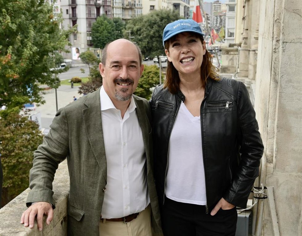 El concejal de Familia de Santander, Álvaro Lavín, y la actriz Mabel Lozano