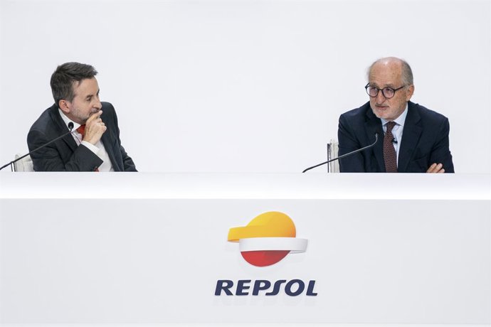 Archivo - El consejero delegado de Repsol, Josu Jon Imaz (i), y el presidente de Repsol, Antonio Brufau (d), durante la Junta General de Accionistas de Repsol, en el Palacio Municipal de Congresos de Campo de las Naciones, a 6 de mayo de 2022, en Madrid