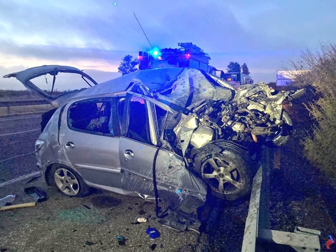 Estado en el que ha quedado el vehículo tras la colisión con un autobús de línea regular en la N-630, a su paso por Guillena.