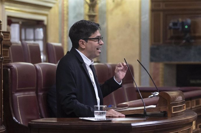 El diputado de Unidas Podemos, Gerardo Pisarello, interviene durante una sesión plenaria, en el Congreso de los Diputados