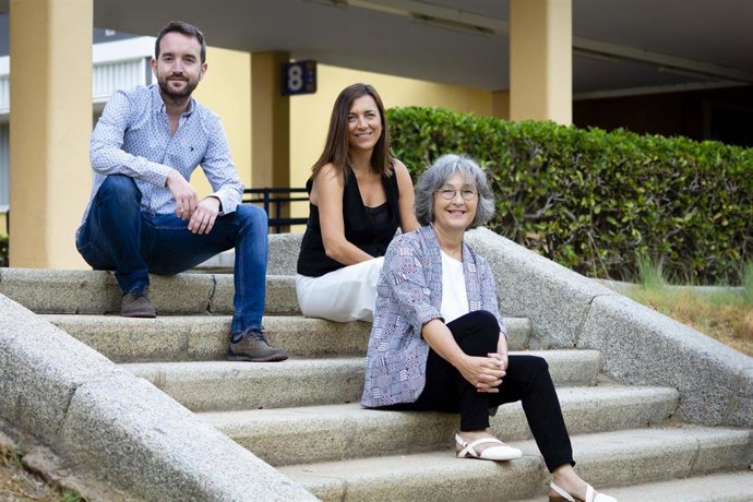 Los investigadores de la Universidad Pablo de Olavide (UPO) Pastora Reina Aguilar, Rosa María Díaz Jiménez y Francisco Caravaca Sánchez, del departamento de Trabajo Social y Servicios Sociales, autores del estudio sobre el suicidio.