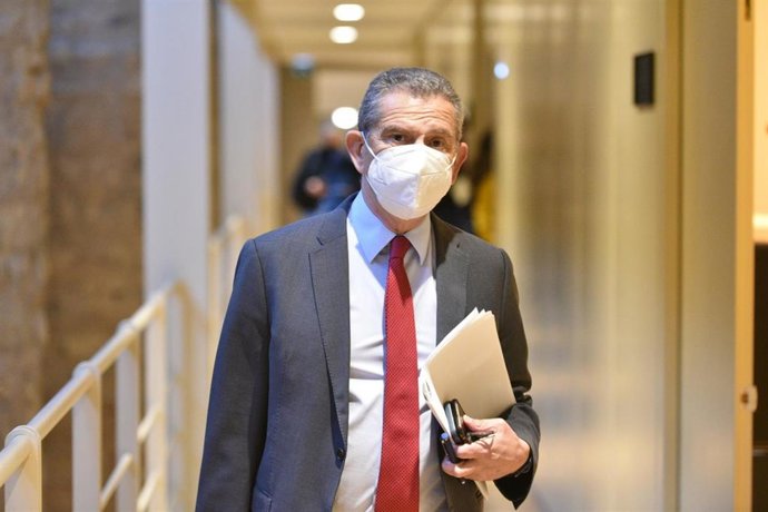 Archivo - El consejero de Hacienda y Administración Pública, Celso González, ha comparecido ante la Comisión Institucional, Desarrollo Estatutario y de Régimen de la Administración Pública del Parlamento de La Rioja para explicar el Plan de Publicidad I