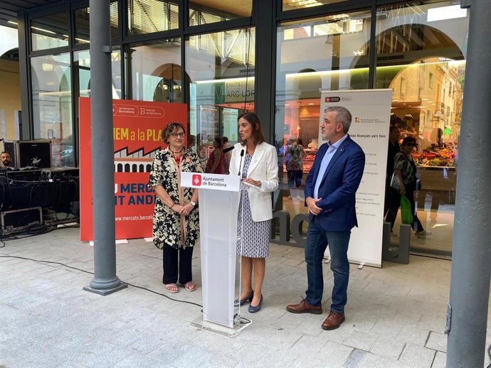 La concejal de Comercio de Barcelona, Montserrat Ballarín; la ministra Reyes Maroto y el primer teniente de alcalde, Jaume Collboni, este jueves ante el Mercat de Sant Andreu de la capital catalana