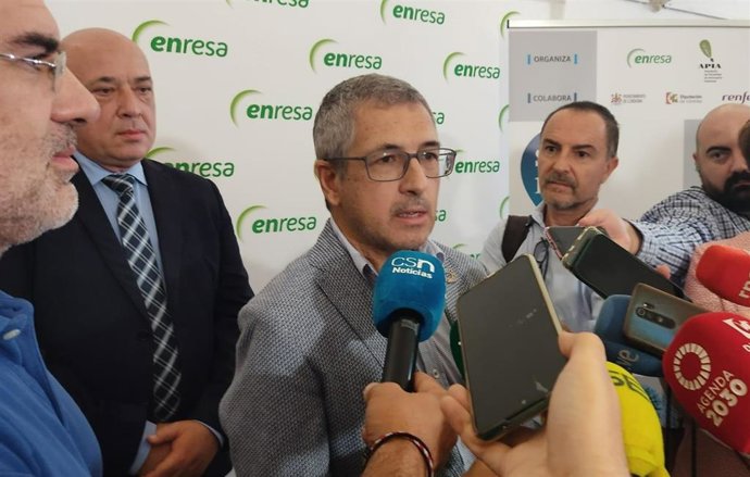 El secretario de Estado de Medio Ambiente, Hugo Morán, atiende a los periodistas.