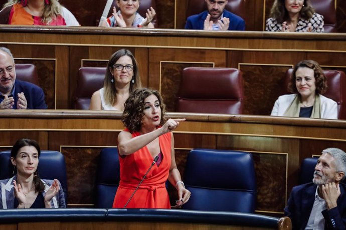 La ministra de Hacienda y Función Pública, María Jesús Montero, interviene en una sesión plenaria en el Congreso de los Diputados, a 14 de septiembre de 2022, en Madrid (España). 