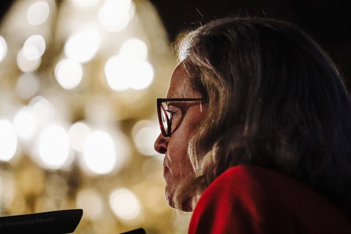 La vicepresidenta primera y ministra de Asuntos Económicos y Transformación Digital, Nadia Calviño, interviene durante un desayuno informativo de Fórum Europa, en el Casino Gran Círculo, a 15 de septiembre de 2022, en Madrid (España).