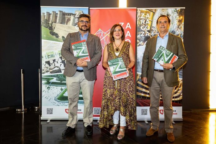 La vicealcaldesa y consejera municipal de Cultura y Proyección Exterior, Sara Fernández; el gerente de Zaragoza Turismo, Conrado Molina; y el director de Zaragoza Congresos, Miguel Ángel Argente.