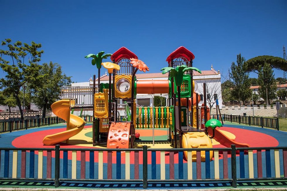 Archivo - Parque infantil en Minas de Riotinto (Huelva).
