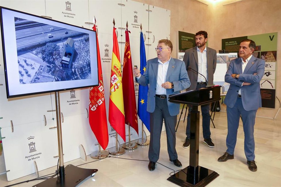 El alcalde de Murcia, José Antonio Serrano, acompañado por el concejal de Urbanismo, Andrés Guerrero, y por el concejal de Podemos-Equo en el Ayuntamiento, Ginés Ruiz