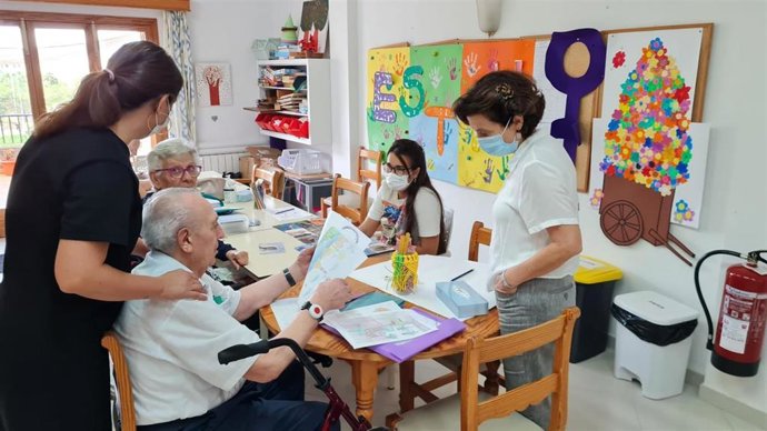 La consellera de Asuntos Sociales, Fina Santiago, en la residencia de Campos