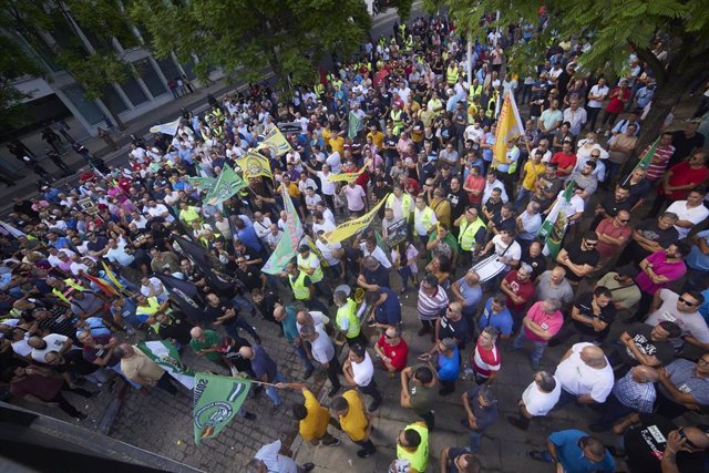 Detalle de los manifestantes durante la nueva concentración de taxistas frente a la Consejería de Fomento contra la regulación que prepara la Junta para los VTC