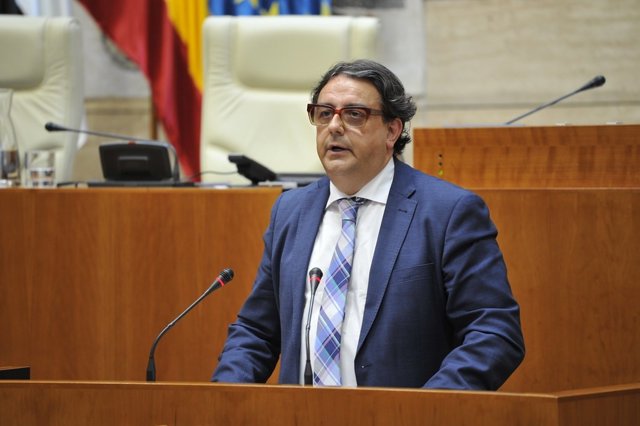 El vicepresidente segundo y consejero de Sanidad, José María Vergeles, en el pleno de la Asamblea para informar sobre el concurso de ambulancias a petición de Ciudadanos y Unidas por Extremadura