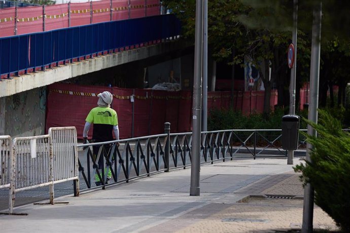Archivo - Un albañil pasa por una obra, a 10 de agosto de 2022, en Madrid (España).