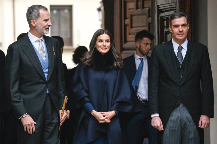 Archivo - El Rey Felipe, la Reina Letizia y el presidente del Gobierno, Pedro Sánchez, llegan a la entrega del Premio de Literatura en Lengua Castellana "Miguel de Cervantes" 2021 celebrado en el Paraninfo de la Universidad de Alcalá de Henares, a 22 de