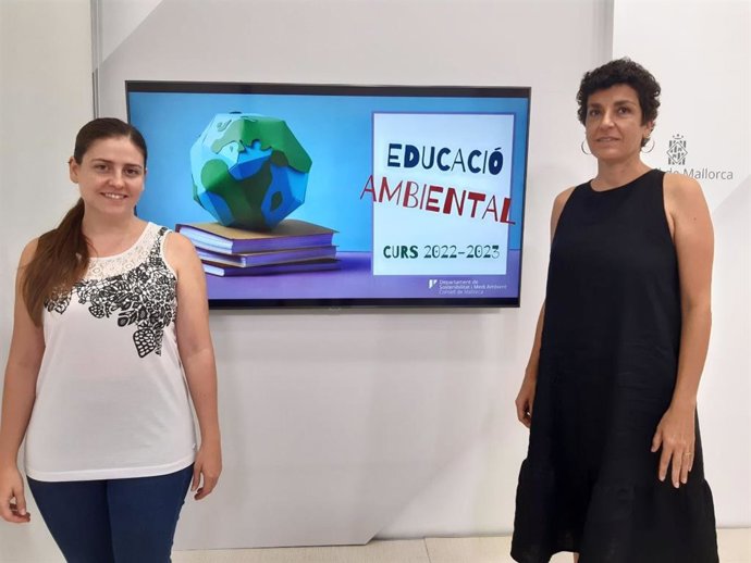 La consellera insular de Sostenibilidad y Medio Ambiente, Aurora Ribot y la directora insular de Medio Ambiente, Inmaculada Férriz, presentan el programa de educación ambiental del Consell para el curso 2022-2023.