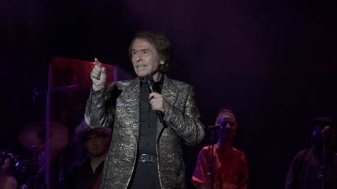 El artista Raphael durante una actuación