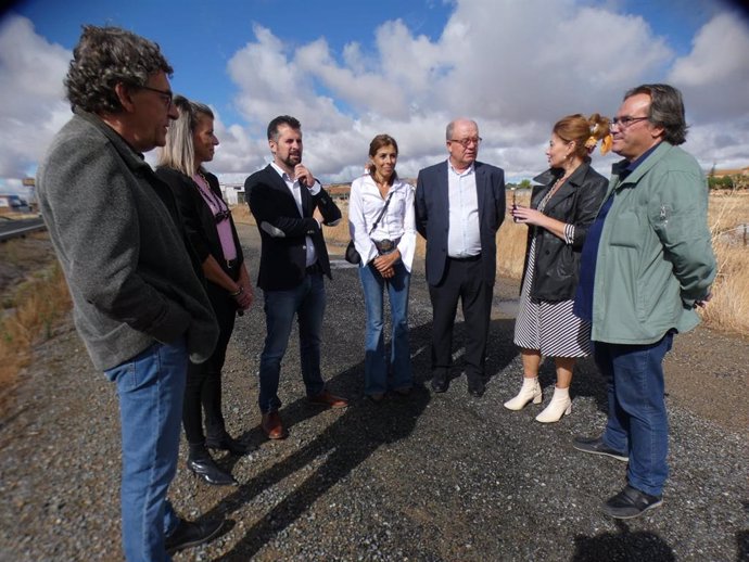 El secretario general del PSOECyL y portavoz en las Cortes, Luis Tudanca, en el polígono de La Colilla (Ávila) junto a representantes del partido.