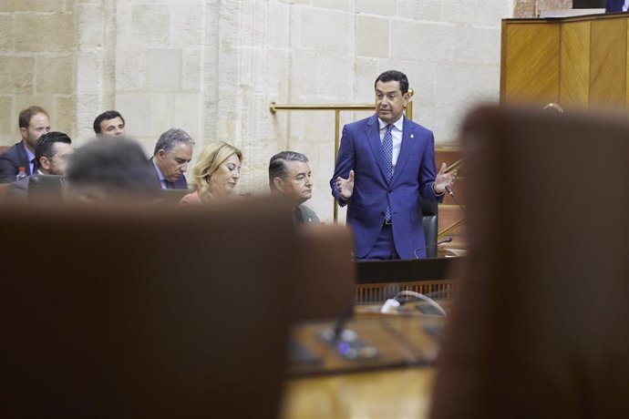 El presidente de la Junta de Andalucía, Juanma Moreno, este jueves en el Pleno del Parlamento.