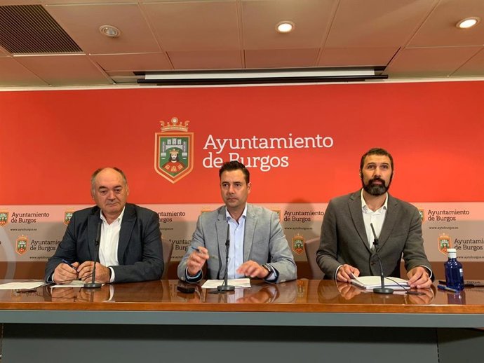 De izq a dcha, el concejal de Vías, el alcalde y el concejal de Fomento de Burgos, Adolfo Díez, Daniel de la Rosa y Daniel Garabito, respectivamente