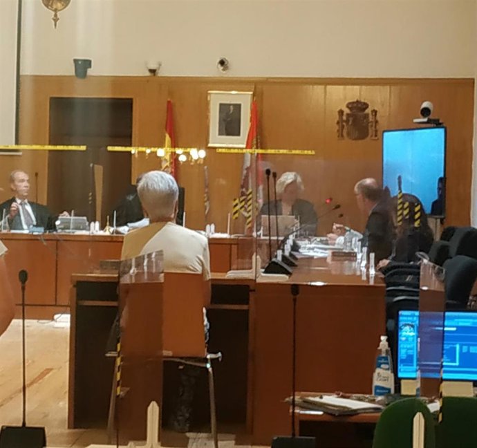 La arrendadora y denunciante, de espaldas, durante su declaración en la Audiencia de Valladolid.