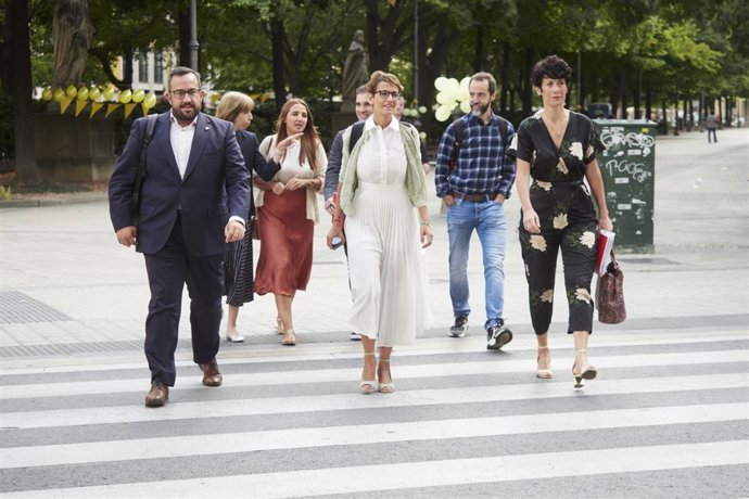 El portavoz del Gobierno de Navarra, Javier Remírez (1i); la presidenta del Gobierno de Navarra, María Chivite (c), y la consejera de Economía y Hacienda y portavoz del Gobierno de Navarra, Elma Saiz (1d), a su llegada a una sesión plenaria en el Parlam