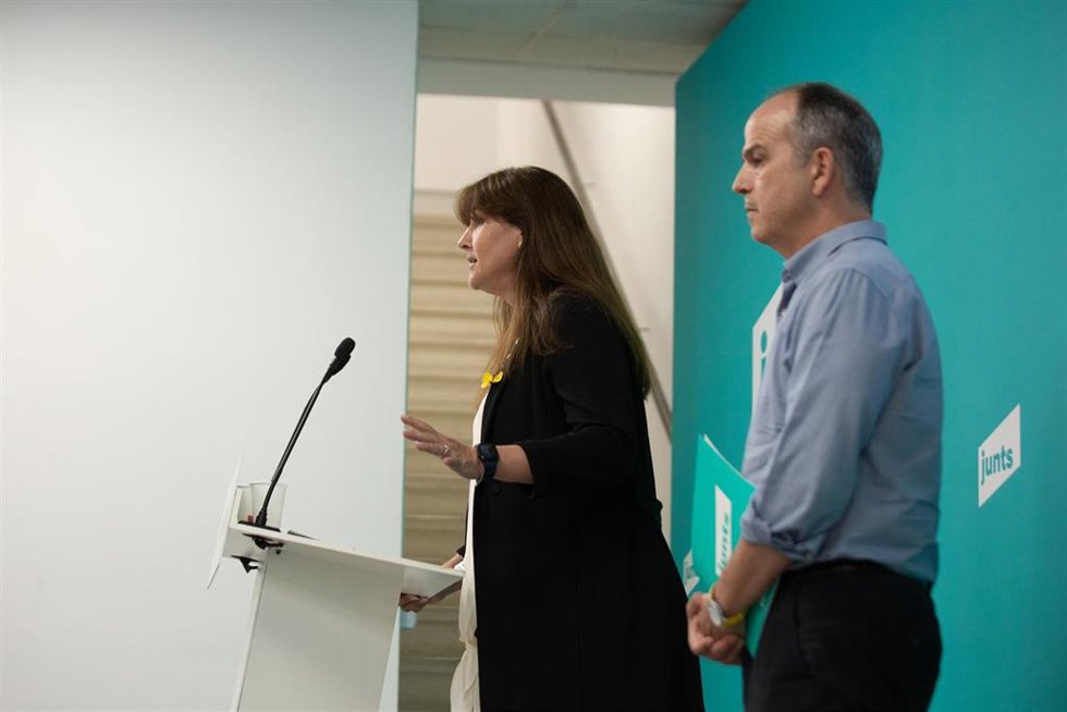 Archivo - La presidenta del Parlament, Laura Borrs, comparece junto a el secretario general de Junts Per Catalunya (JxCat), Jordi Turull, en rueda de prensa en una foto de archivo