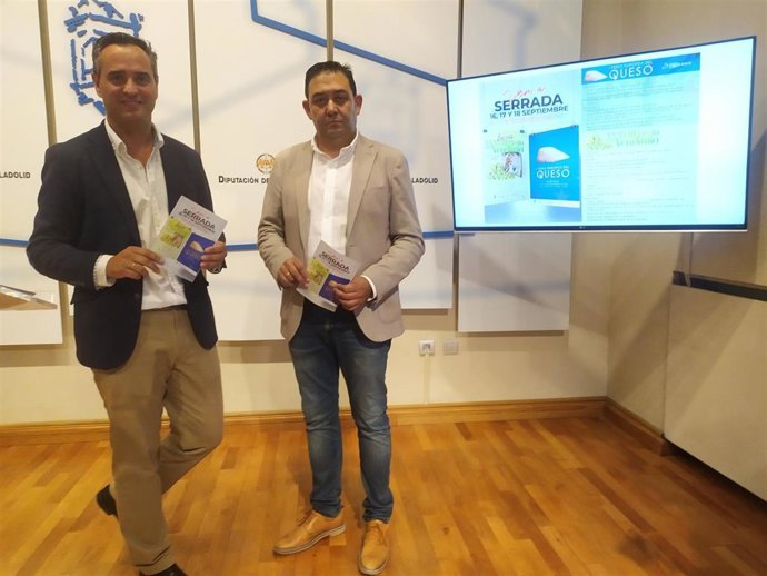 Presentación dela XXXVIII Feria de la Vendimia de Serrada por parte del diputado de Personal, Luis Miguel Muñumer, y el alcalde Serrada, César López Pérez