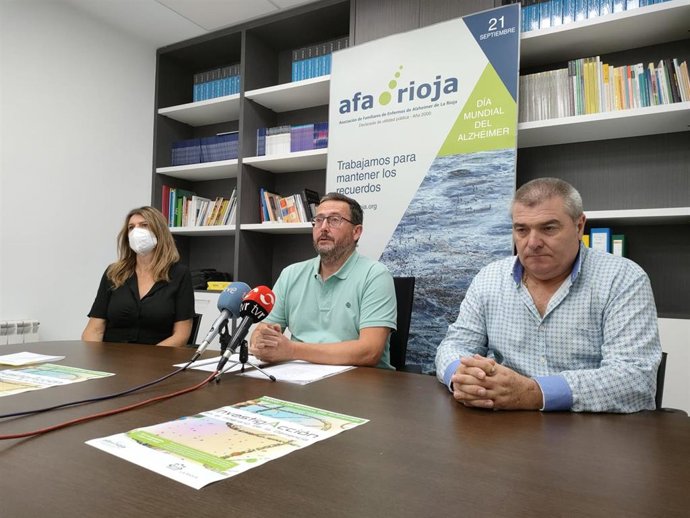 El presidente de AFA Rioja, Alberto de Pablo, en el centro, junto a Javier Sáenz, afectad por enfermedad demencia, a la derecha, y la gerente de AFA, Esperanza Moraga, en rueda de prensa
