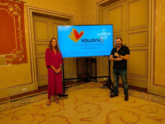 La concejala de Participación Social y Voluntariado, Almudena Parres (i), y el director de la Fundación Tormes EB, Raúl de Tapia (d), en el Ayuntamiento de Salamanca.