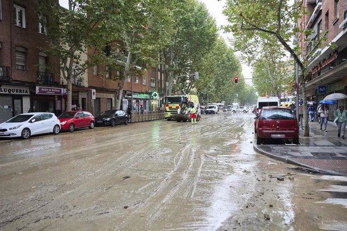 Vista general de la calle Marqués de Vadillo inundada, tras la rotura de una tubería, a 15 de septiembre de 2022, en Madrid (España). Los accesos a la Glorieta Marqués de Vadillo y el acceso a la M-30 permanecen cortados desde las 2.24 horas de esta mad