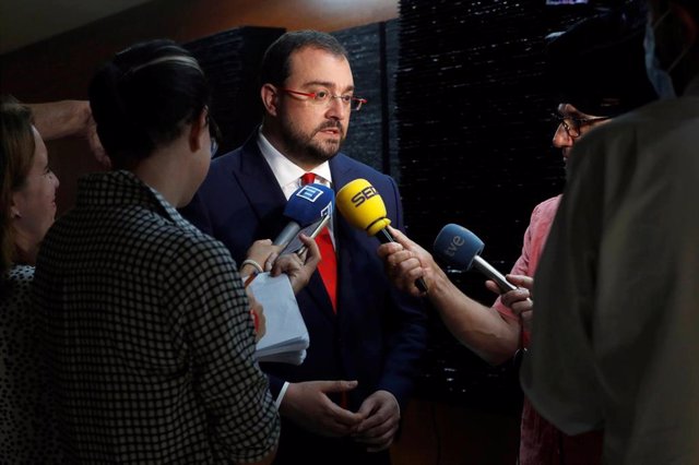 Archivo - El presidente del Principado, Adrián Barbón, atiende a los medios en la Junta en una imagen de archivo.
