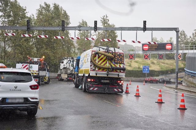 Un camión de limpieza entra en el túnel de la M-30 con problemas de inundación tras la rotura de una tubería