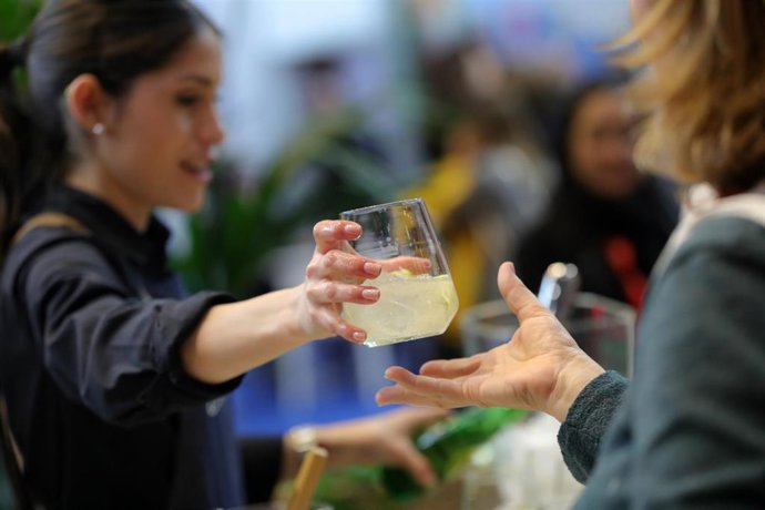 Archivo - Dos mujeres beben un refresco, en Madrid (España) a 24 de febrero de 2020.