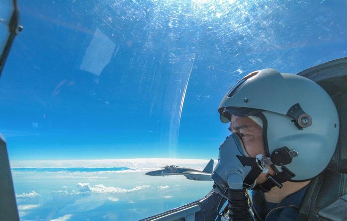 Archivo - Un piloto participa en las maniobras militares del Ejército chino junto a Taiwán